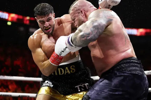 Tommy Fury 多数判定险胜 Eddie Hall
