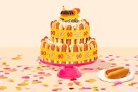 Oscar Mayer 联同 Milk Bar 推出双层「Wiener Cake」，庆祝 Wienermobile 90 周年
