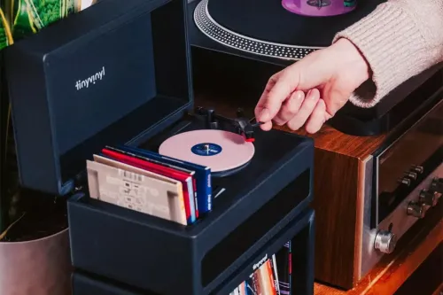 Tiny Vinyl 推出专为 4 吋唱片而设的 49.99 美元迷你唱盘