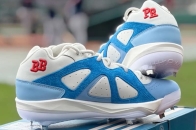 Bad Bunny 携手 adidas 为 Puerto Rico 国家队打造限定 BadBo 1.0 钉鞋