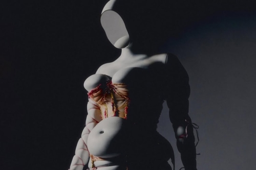 Met「Costume Art」人体模特儿：真实身体走到最前线