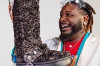 Crocs 携手 T-Pain 推出豹纹毛毛及膝长靴