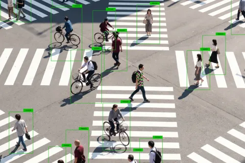 Simon Weckert「Digital Camouflage」服装如何利用对抗攻击欺骗 AI 摄像头