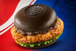 KFC 将 Oreo 曲奇化身汉堡面包，推出甜咸炸鸡汉堡