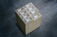 BAPE 携手 ©SAINT Mxxxxxx 推出第五弹联乘系列，「Banknote Stool」钞票造型凳登场