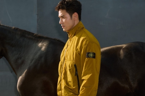 阮经天硬朗型格演绎 Stone Island「Year of the Horse」马年限定胶囊系列