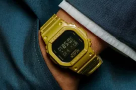 BlackEyePatch 为 G-SHOCK DW-5600 注入金色调外观