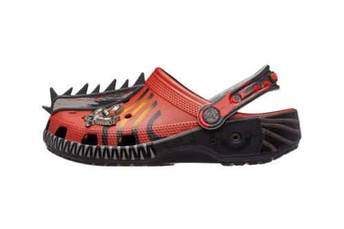 Crocs 为《Chainsaw Man》打造四款截然不同的 Classic Clog 联乘鞋款