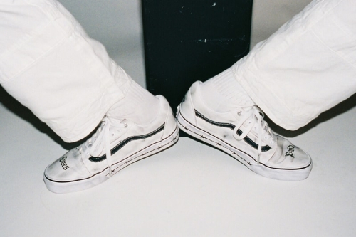 Travis Barker 重新演绎 Vans Old Skool 纯白配色鞋款