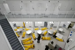 Netflix 真人实境剧集《The New Stanford Prison Experiment》让 30 名志愿者走进真实监狱，探问权力是否使人腐化