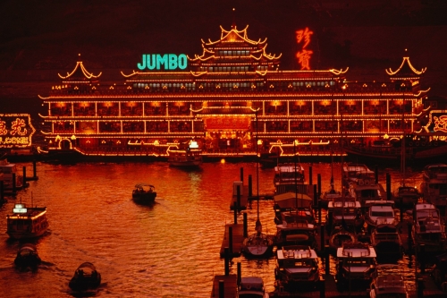 香港知名水上餐厅「珍宝海鲜舫」遭风浪袭击沉没于南海
