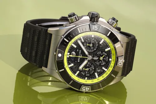 Breitling 为 Aston Martin Valhalla 车主推出专属度身订制 Super Chronomat