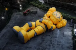 KAWS:HOLIDAY 落地杭州西湖：30 米机器人 COMPANION 卧赏中秋月
