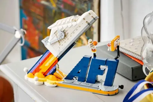 LEGO 与 Nike 推出 Air Force 1 太空主题拼砌套装