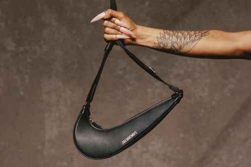Jacquemus × Nike 全新联名袋款「The Swoosh Bag」登场