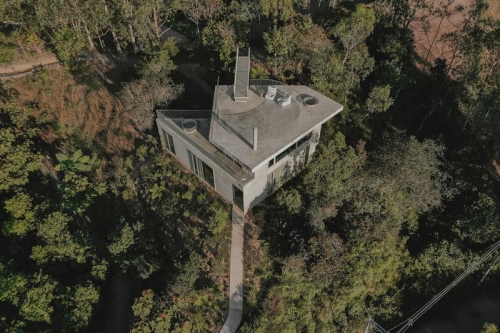 Atelier Garcia 山巅 Concrete House：将粗犷主义融入壮阔山景