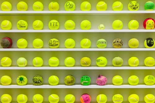 David Shrigley 全新互动展览《Mayfair Tennis Ball Exchange》正式登场