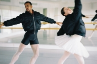 mfpen × Schott NYC 最新联名飞行外套：介乎机车硬汉与芭蕾柔美之间的反差造型