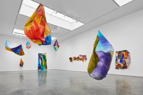 Sam Gilliam「STITCHED」：在限制中诞生的艺术