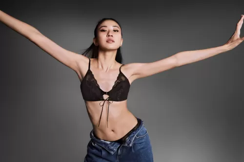 Calvin Klein 正式发布「欢庆女力」 亚洲限定形象广告