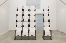 探索 Martin Margiela 于 Konrad Fischer Galerie 举办的迷宫展览