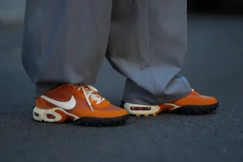 Nike 股价暴跌：Swoosh 撤回 DTC 转型、重投批发战场