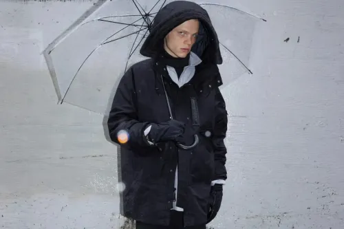 White Mountaineering × Alpha Industries 将三大军事经典融入两款混合式外套