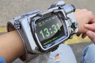 1:1 等比例《Fallout》Pip-Boy 复刻品可从手腕拆下置于桌面展示
