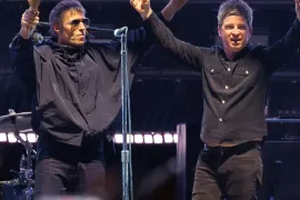 Disney 携手 Steven Knight 把「Oasis Live ’25」拍成一部配得上这次重组的终极摇滚纪录片