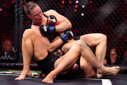 17 秒复古完结技！Ronda Rousey 重返 MMA 火速降服 Gina Carano