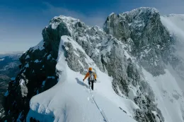 Arc'teryx 推出采用再生可回收面料打造的 Sperro SV 夹克