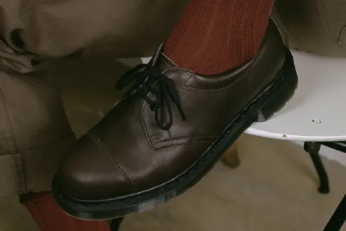 MHL. 携手 Dr. Martens 推出英国制 1461 联乘鞋款