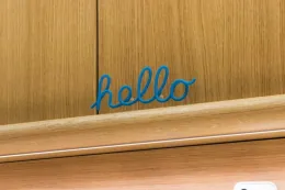 苹果在 Apple Store 各处隐藏微型“Hello”标识供顾客探索 iPhone 长焦镜头