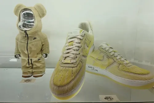 率先近赏 Medicom Toy × Nike Air Force 1「BE@RBRICK」黄调仿小马毛设计