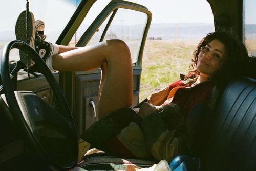 HBO 发布《高校十八禁/毒瘾女孩 Euphoria》第 3 季首张剧照，上线日期同步曝光