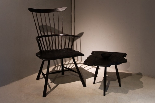 工匠 Bobby Mills 个展《Charred》于 otherthings by THE SHOPHOUSE 开幕，探索炭化瘤橡木的「脆弱 × 量感」对话