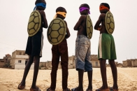 Mous Lamrabat 最新展览《Moustalgia》：把 90 年代流行文化混搭北非底蕴