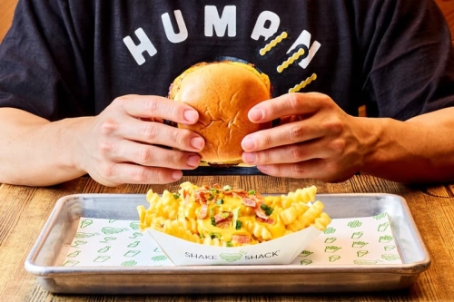 HUMAN MADE 携手 Shake Shack 推出跨界联名企划，带来限定汉堡与服饰系列