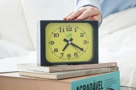 日本 JR East 经典萤光车站钟，化身家用款现在就可入手