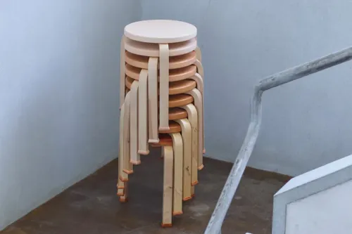 Hender Scheme 为 Artek Stool 60 手工打造皮革「鞋履」