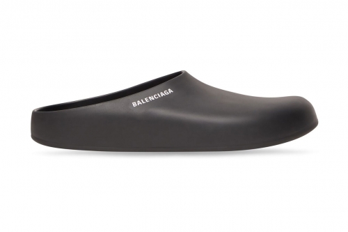 Balenciaga 正式推出要价 $495 美元新款橡胶拖鞋「Pool Closed Slide」