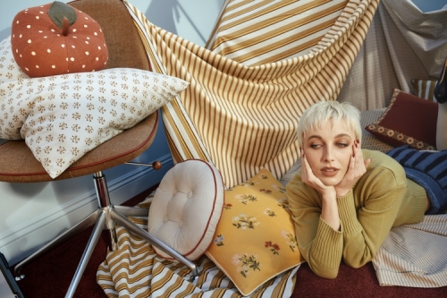 听说了吗？Emma Chamberlain 现在也在设计家居家具