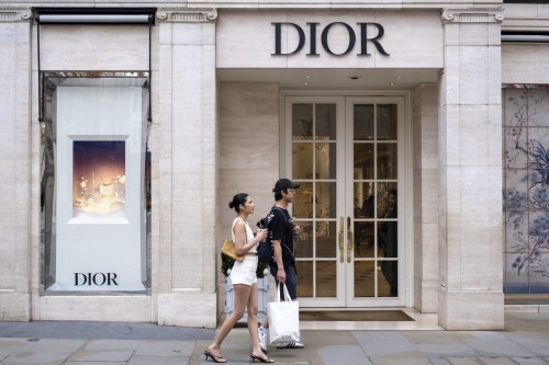 奢侈品市场 15 年来首次下滑，2024 市场规模减少 1%