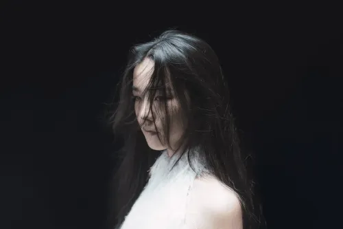 香港华纳唱片新生代女声 Kacey 陈凯琪首支单曲《完全真空》MV 上线