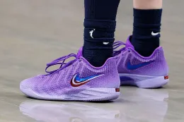 Caitlin Clark 赛场首度着用 Nike Caitlin 1「Purple」配色鞋款