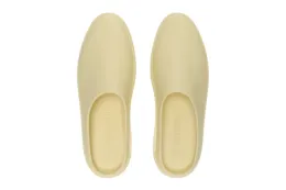 Fear of God Essentials 经典拖鞋 The California 1.0 以清新中性色回归