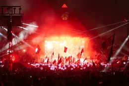 Glastonbury 2027 确定回归，门票史上首次突破 400 英镑