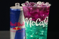 McDonald’s × Red Bull 首款联名能量饮品「Dragonberry Energizer」正式登场
