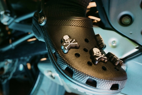 mastermind Japan 携手 Crocs 推出全新 Clogs 联名鞋款