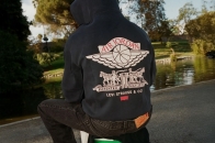 Levi’s 联乘 Jordan Brand 推出 90 年代滑板风衣履胶囊系列